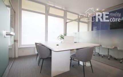 Na predaj atraktívny moderný presklený obchodný priestor s dvoma vstupmi priamo z ulice s parkovaním v lokalite s výbornou dostupnosťou v BA