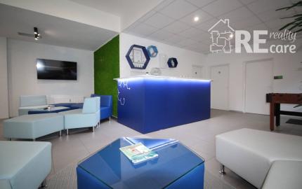 Na predaj atraktívny moderný presklený obchodný priestor s dvoma vstupmi priamo z ulice s parkovaním v lokalite s výbornou dostupnosťou v BA