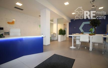 Na predaj atraktívny moderný presklený obchodný priestor s dvoma vstupmi priamo z ulice s parkovaním v lokalite s výbornou dostupnosťou v BA