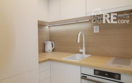 Na prenájom kompletne zariadený 1 izbový byt v novostavbe