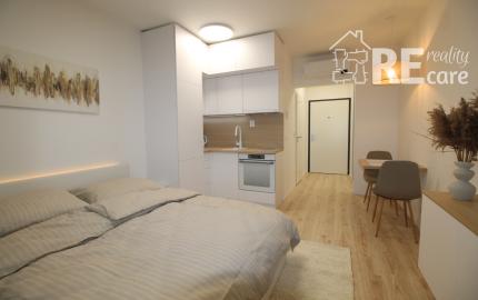 Na predaj kompletne zariadený byt s balkónom v novostavbe