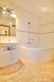 Na predaj priestranný 3 izbový byt v tehlovom bytovom dome v tichej lokalite BA