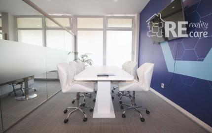 Na predaj atraktívny moderný presklený obchodný priestor s dvoma vstupmi priamo z ulice s parkovaním v lokalite s výbornou dostupnosťou v BA