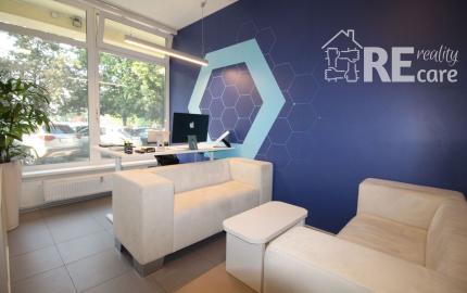 Na predaj atraktívny moderný presklený obchodný priestor s dvoma vstupmi priamo z ulice s parkovaním v lokalite s výbornou dostupnosťou v BA