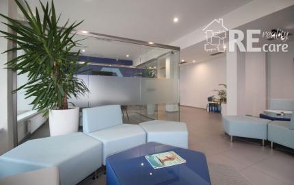 Na predaj atraktívny moderný presklený obchodný priestor s dvoma vstupmi priamo z ulice s parkovaním v lokalite s výbornou dostupnosťou v BA