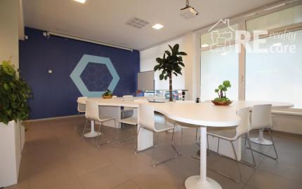 Na predaj atraktívny moderný presklený obchodný priestor s dvoma vstupmi priamo z ulice s parkovaním v lokalite s výbornou dostupnosťou v BA