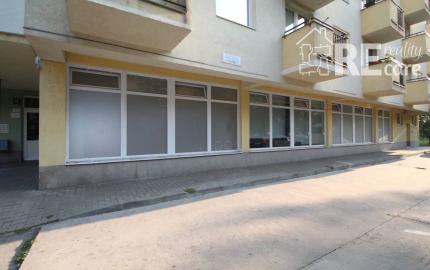 Na predaj atraktívny moderný presklený obchodný priestor s dvoma vstupmi priamo z ulice s parkovaním v lokalite s výbornou dostupnosťou v BA