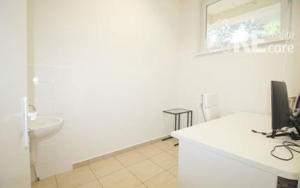 Na predaj atraktívny moderný presklený obchodný priestor s dvoma vstupmi priamo z ulice s parkovaním v lokalite s výbornou dostupnosťou v BA