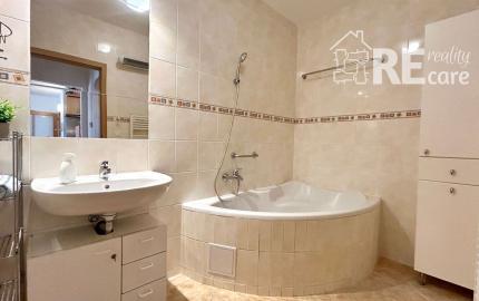 Na predaj priestranný 3 izbový byt v tehlovom bytovom dome v tichej lokalite BA