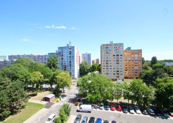 REZERVOVANÉ! Na predaj 2 izbový byt po rekonštrukcii v obľúbenej lokalite Bratislavy