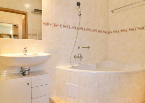 Na predaj priestranný 3 izbový byt v tehlovom bytovom dome v tichej lokalite BA