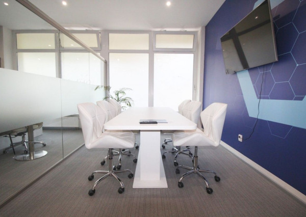 Na predaj atraktívny moderný presklený obchodný priestor s dvoma vstupmi priamo z ulice s parkovaním v lokalite s výbornou dostupnosťou v BA