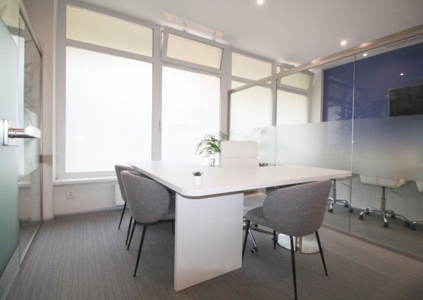 Na predaj atraktívny moderný presklený obchodný priestor s dvoma vstupmi priamo z ulice s parkovaním v lokalite s výbornou dostupnosťou v BA