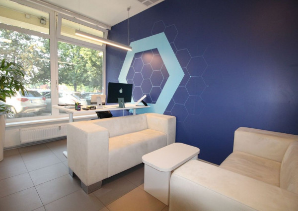 Na predaj atraktívny moderný presklený obchodný priestor s dvoma vstupmi priamo z ulice s parkovaním v lokalite s výbornou dostupnosťou v BA