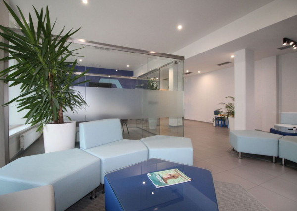 Na predaj atraktívny moderný presklený obchodný priestor s dvoma vstupmi priamo z ulice s parkovaním v lokalite s výbornou dostupnosťou v BA