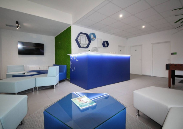 Na predaj atraktívny moderný presklený obchodný priestor s dvoma vstupmi priamo z ulice s parkovaním v lokalite s výbornou dostupnosťou v BA