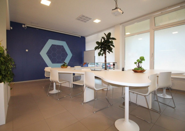 Na predaj atraktívny moderný presklený obchodný priestor s dvoma vstupmi priamo z ulice s parkovaním v lokalite s výbornou dostupnosťou v BA