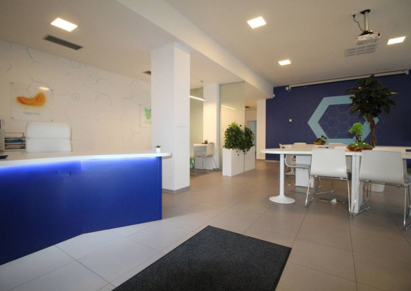 Na predaj atraktívny moderný presklený obchodný priestor s dvoma vstupmi priamo z ulice s parkovaním v lokalite s výbornou dostupnosťou v BA