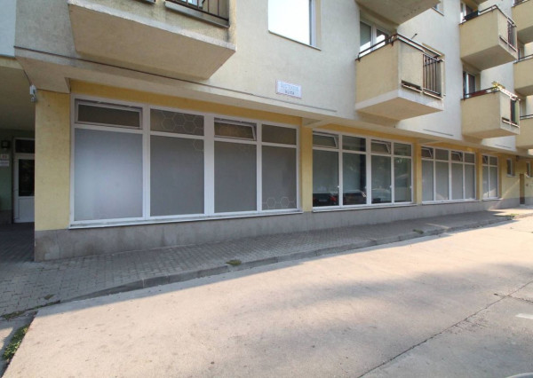 Na predaj atraktívny moderný presklený obchodný priestor s dvoma vstupmi priamo z ulice s parkovaním v lokalite s výbornou dostupnosťou v BA