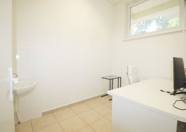 Na predaj atraktívny moderný presklený obchodný priestor s dvoma vstupmi priamo z ulice s parkovaním v lokalite s výbornou dostupnosťou v BA