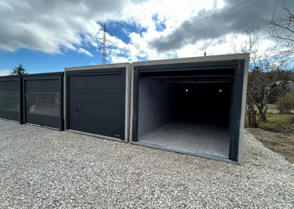 Na predaj nová betónová garáž spolu s pozemkom v Bratislave