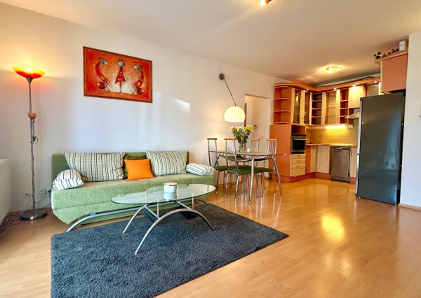 Na predaj priestranný 3 izbový byt v tehlovom bytovom dome v tichej lokalite BA