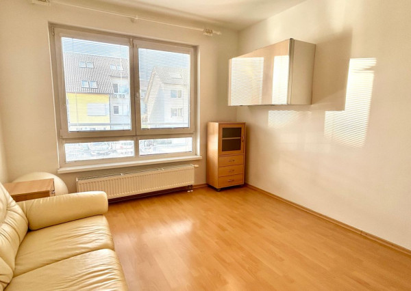 Na predaj priestranný 3 izbový byt v tehlovom bytovom dome v tichej lokalite BA