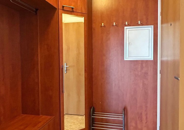 Na predaj priestranný 3 izbový byt v tehlovom bytovom dome v tichej lokalite BA