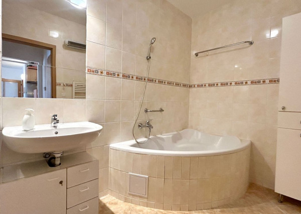 Na predaj priestranný 3 izbový byt v tehlovom bytovom dome v tichej lokalite BA