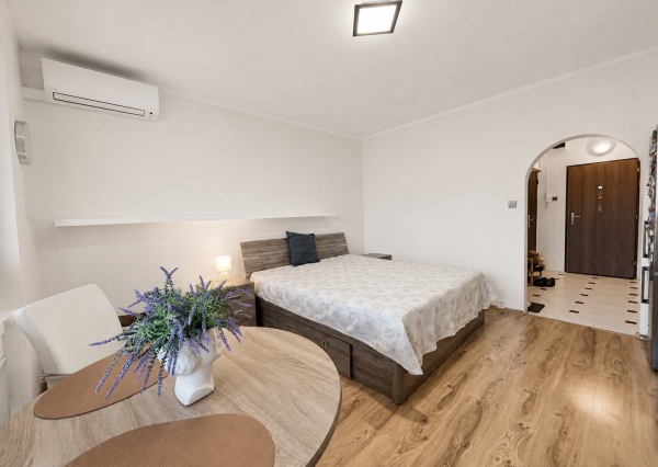 Garsónka s loggiou a klimatizáciou v centre Petržalky