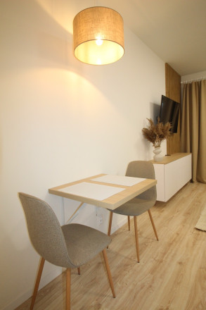 Na predaj kompletne zariadený byt s balkónom v novostavbe - fotografia 9