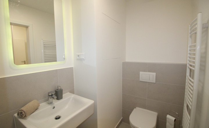 Na predaj kompletne zariadený byt s balkónom v novostavbe - fotografia 12