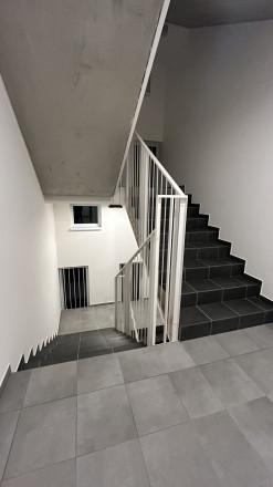 Na predaj kompletne zariadený byt s balkónom v novostavbe - fotografia 16