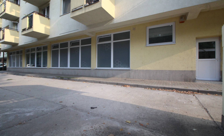 Na prenájom obchodný priestor s 2 vstupmi priamo z ulice - fotografia 3