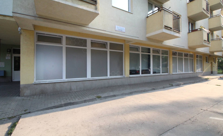 Na prenájom obchodný priestor s 2 vstupmi priamo z ulice - fotografia 1