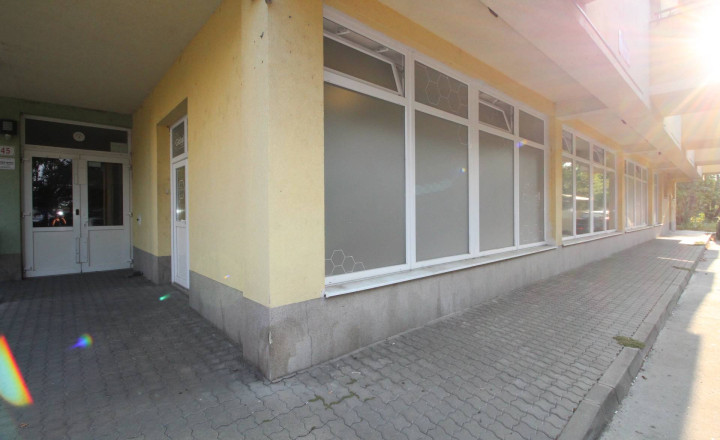 Na prenájom obchodný priestor s 2 vstupmi priamo z ulice - fotografia 2