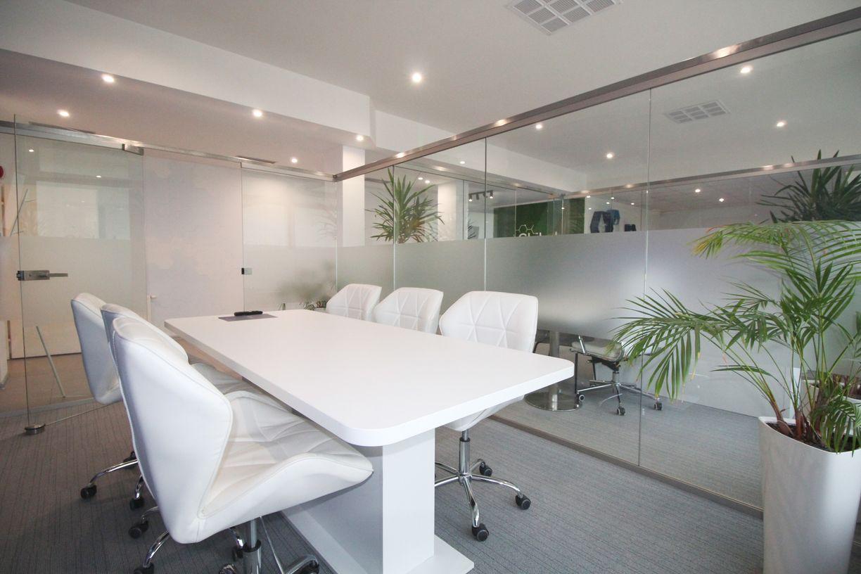 Na predaj atraktívny moderný presklený obchodný priestor s dvoma vstupmi priamo z ulice s parkovaním v lokalite s výbornou dostupnosťou v BA