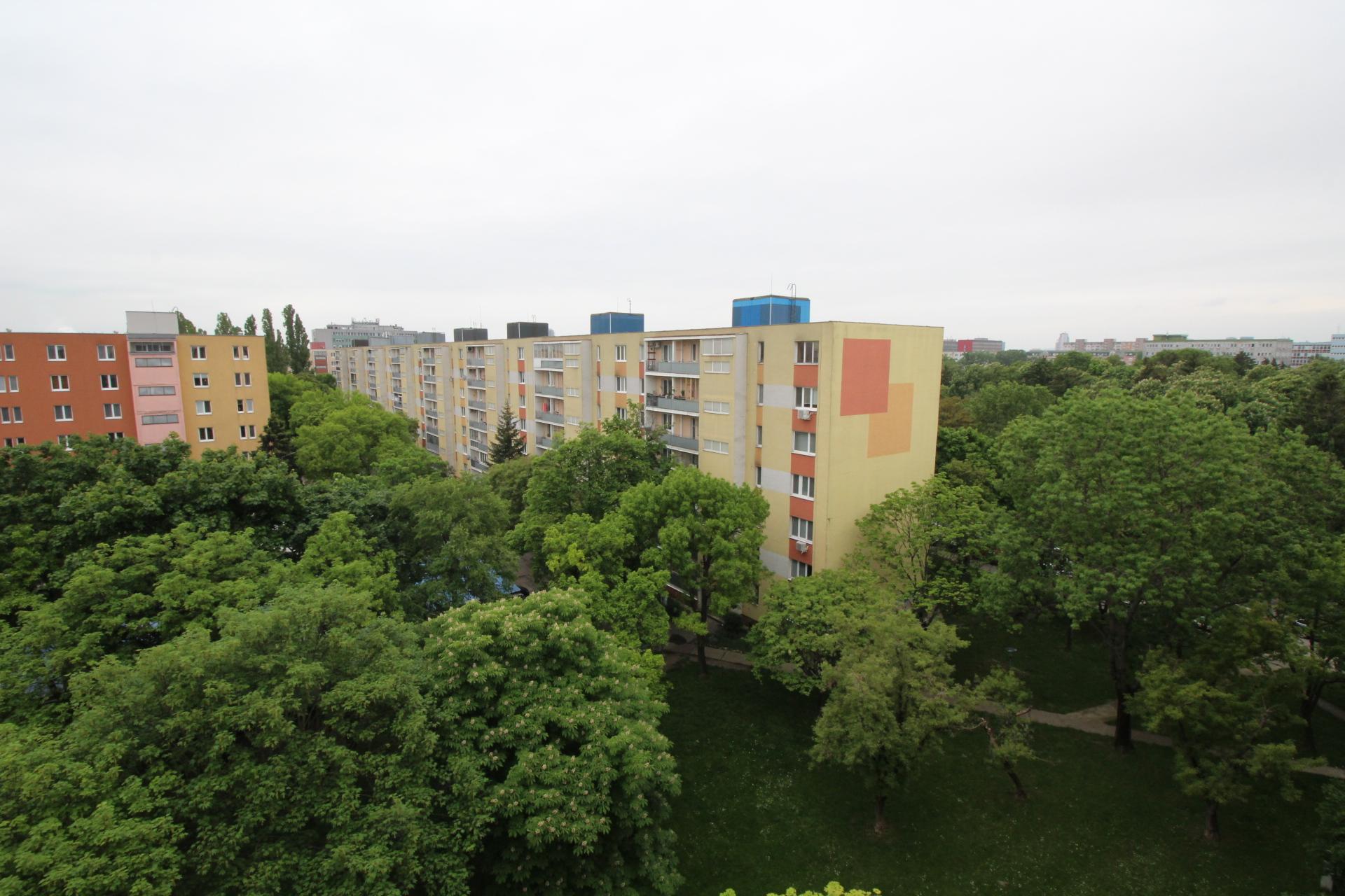 Na prenájom 3 a pol izbový byt na Jesennej ulici v Ružinove