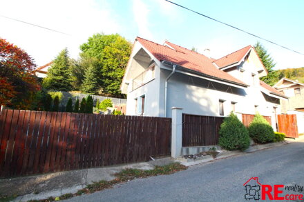 Na predaj samostatný murovaný 9 izbový rodinný s pozemkom 